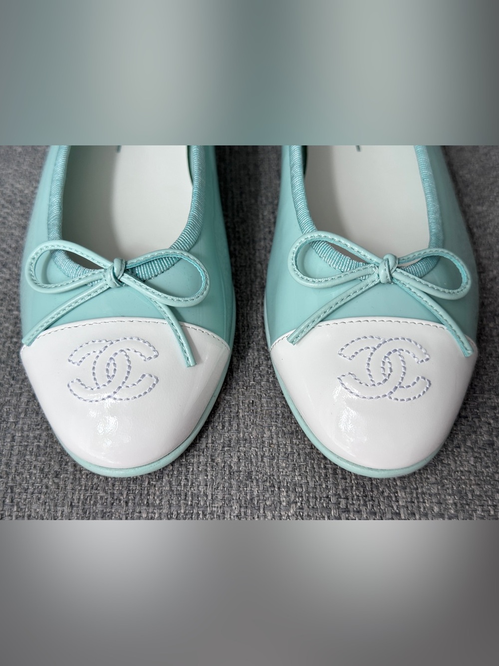 2026 CHANEL TURQUOISE PATENT LEATHER WHITE CC LOGO CAPTOE BALLET FLATS size 37C - Picture 5 of 16